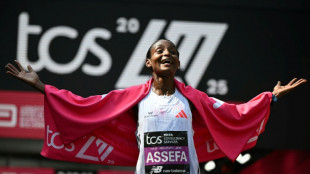 Assefa sets world record, Sawe destroys high class field in London marathon