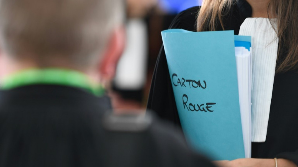 Jusqu'à huit ans de prison au procès de vastes arnaques "Carton rouge"