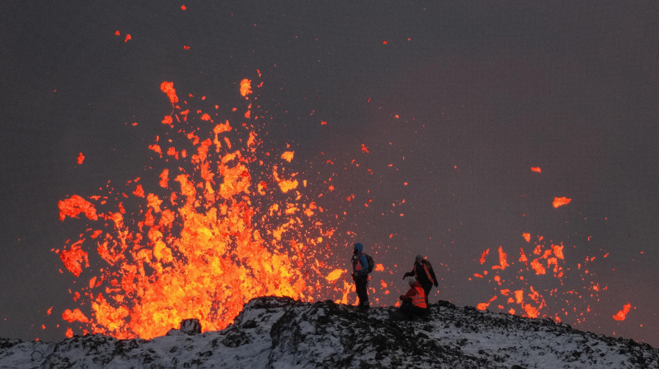 Eruzione in Islanda, rinforzate le barriere a Grindavik evacuata