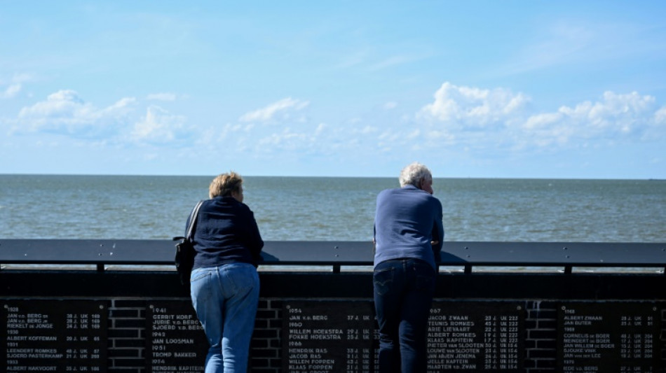 Aux Pays-Bas, un village de p&ecirc;cheurs &agrave; la recherche des disparus en mer