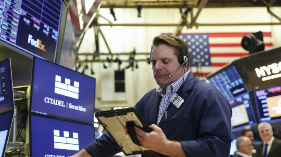 Apr&egrave;s une s&eacute;ance h&eacute;sitante, Wall Street termine en l&eacute;g&egrave;re hausse