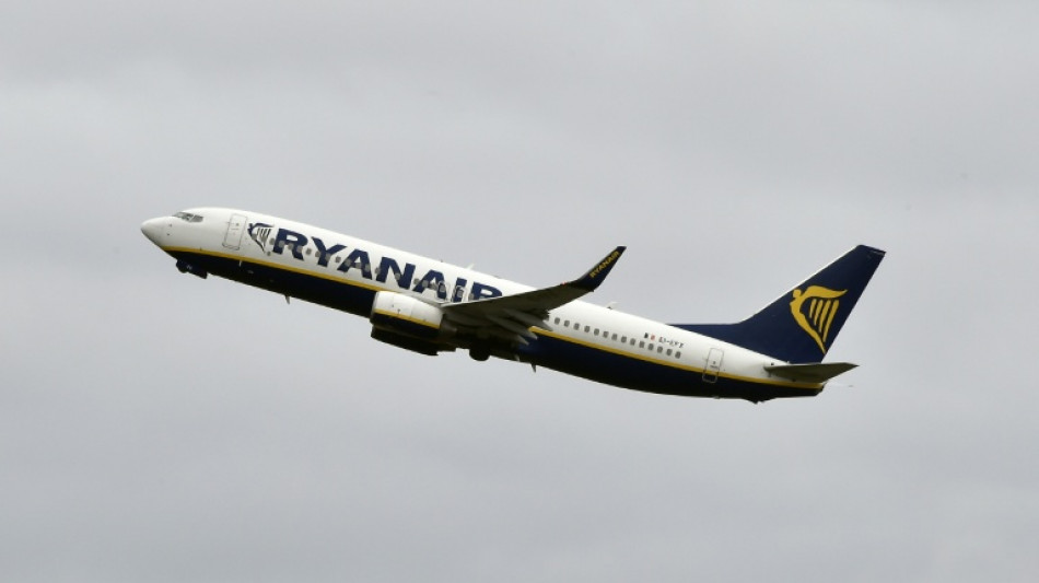 Un hombre estuvo a punto de ser succionado fuera de un vuelo de Ryanair que despeg&oacute; de Grecia