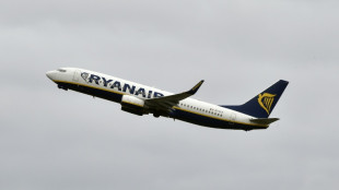 Un hombre estuvo a punto de ser succionado fuera de un vuelo de Ryanair que despeg&oacute; de Grecia
