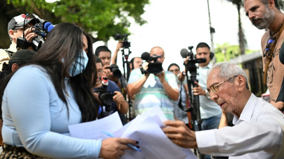 Familiares de venezuelanos deportados por EUA pedem para v&ecirc;-los em pris&atilde;o em El Salvador