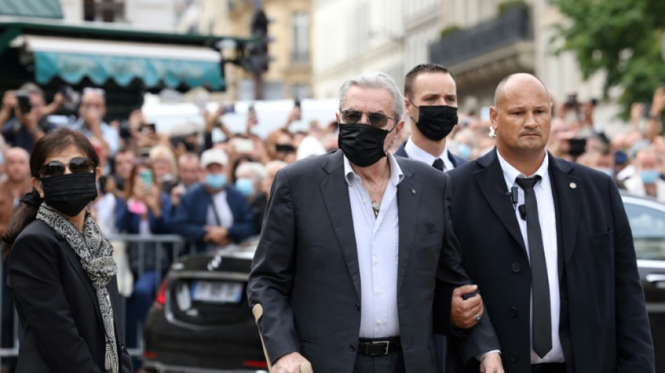 Polic&iacute;a francesa allana la casa de la exasistenta de Alain Delon, denunciada por acoso