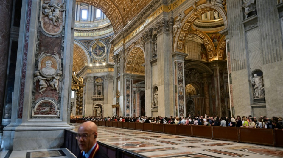Con lágrimas y paciencia, los fieles dan su último adiós al papa Francisco