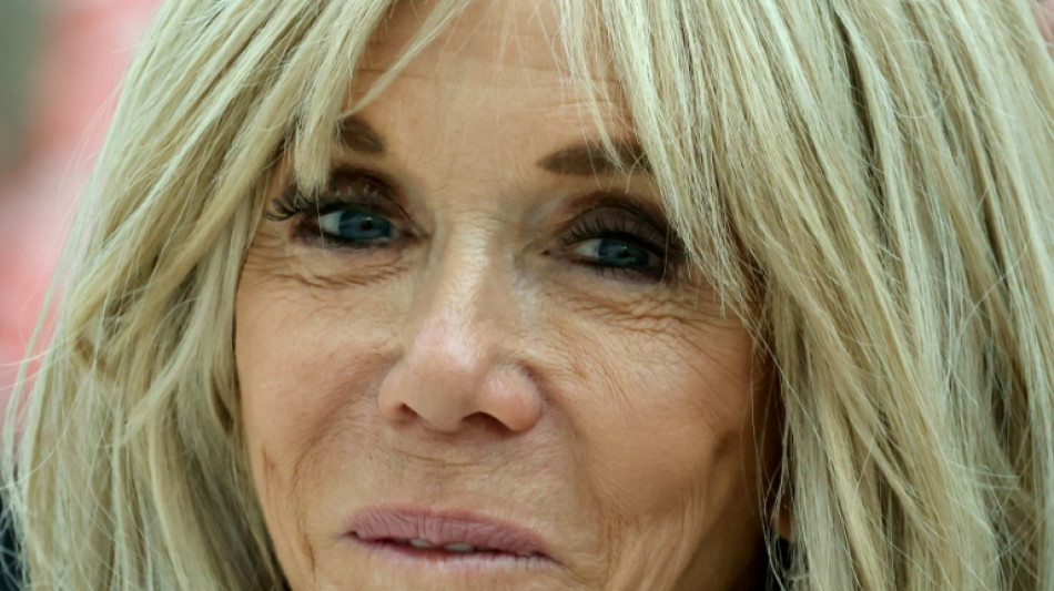 Primeira-dama da Fran&ccedil;a recorre em caso de boatos sobre g&ecirc;nero