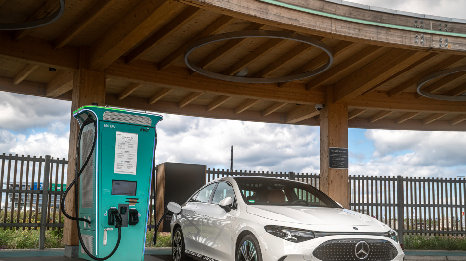 Mercedes-Benz dimezza gli utili, si fermano a 2,6 miliardi