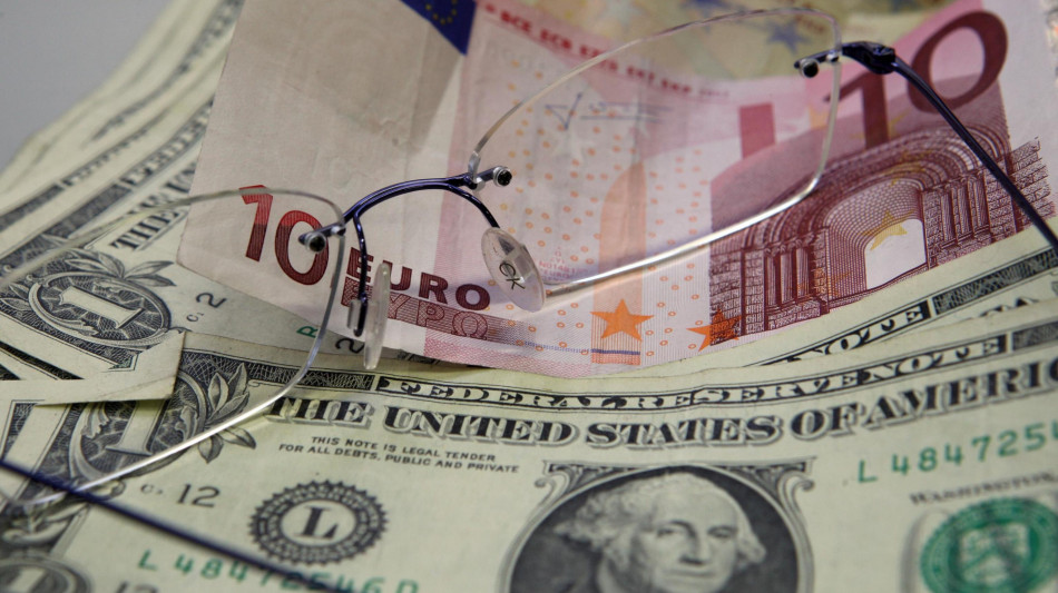 L'euro si rafforza, scambiato a 1,1736 sul dollaro