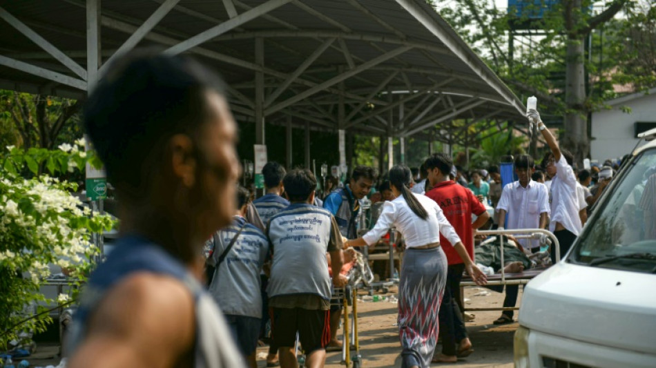 Cobertos de sangue, feridos jazem no chão em frente a hospital de Mianmar após forte terremoto