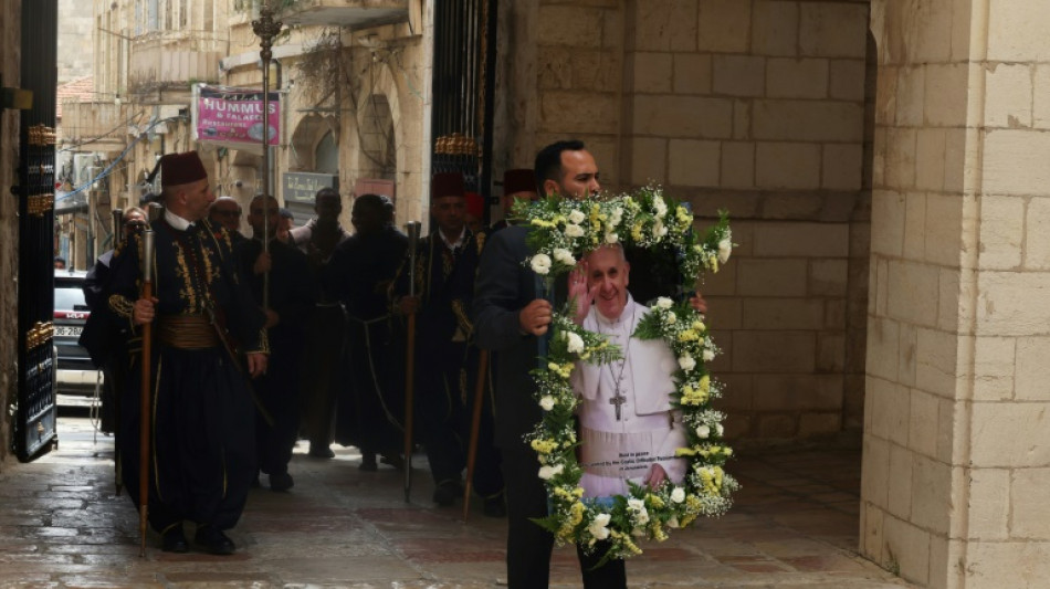 Entre lágrimas y esperanza, cristianos de Jerusalén recuerdan al difunto Francisco