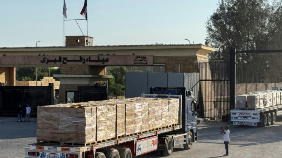 Mueren 20 personas al volcar un cami&oacute;n de ayuda en Gaza, dice Defensa Civil