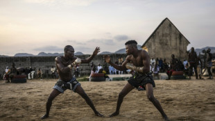 Luchadores de dambe nigerianos conquistan al público con amuletos y talismanes