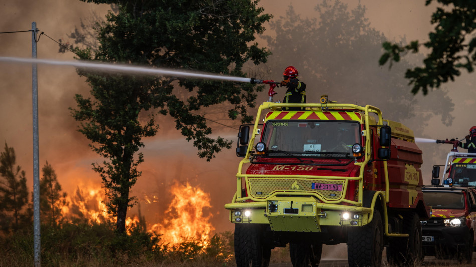 In Gironda l'incendio minaccia periferia di Bordeaux, 220mila evacuati