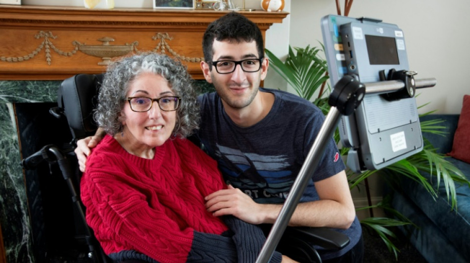 Une Britannique atteinte d'une maladie neurodégénérative retrouve sa voix grâce à l'IA 
