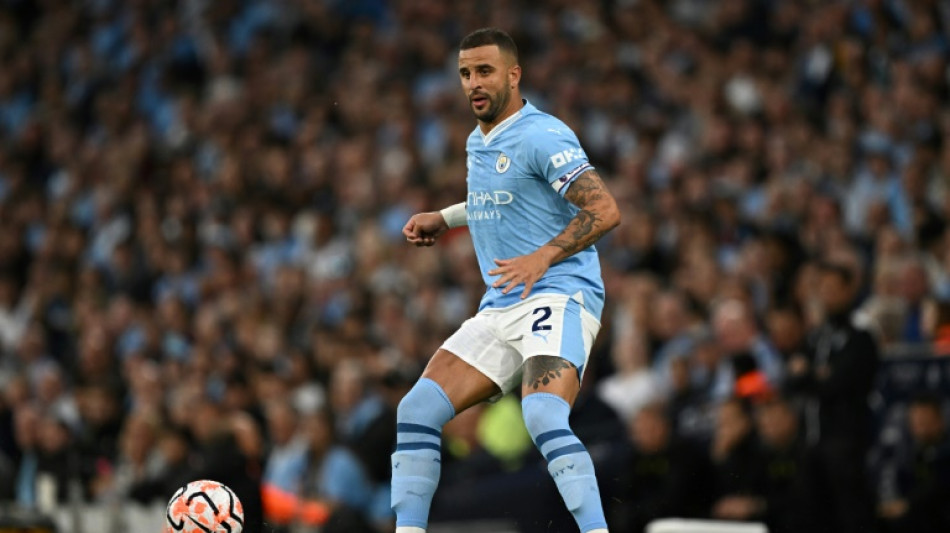 Kyle Walker renova com o Manchester City at&eacute; 2026