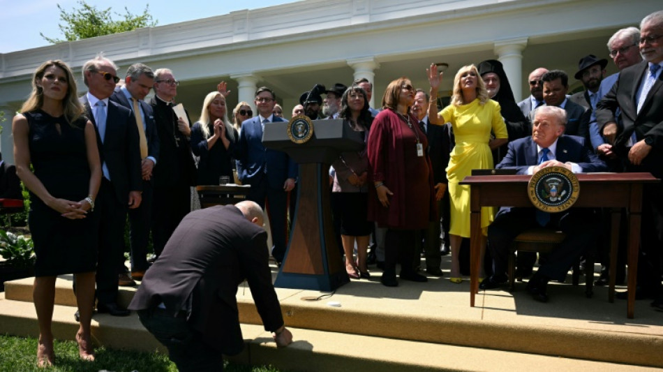 No Dia Nacional da Ora&ccedil;&atilde;o, Trump fala em "virgens" e ouve sobre "sonhos divinos"