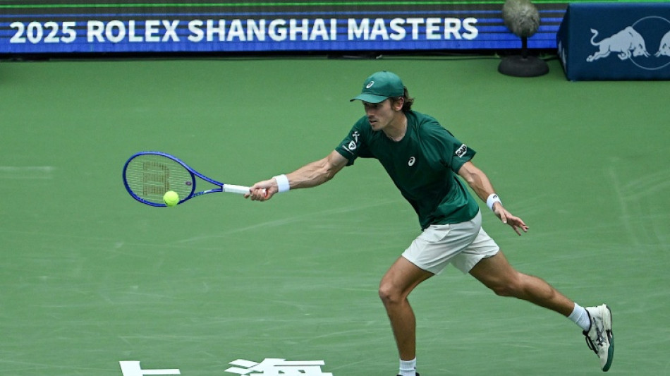 De Minaur e Auger-Aliassime avan&ccedil;am em Xangai e se aproximam do ATP Finals