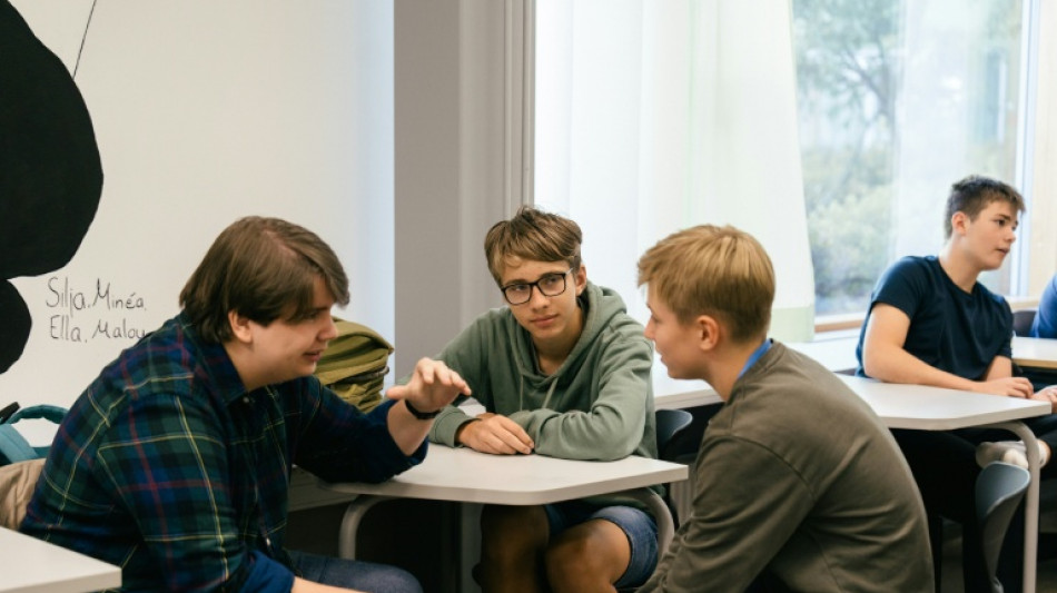 Más interacciones y mejor concentración en los colegios en Finlandia tras la prohibición de los celulares