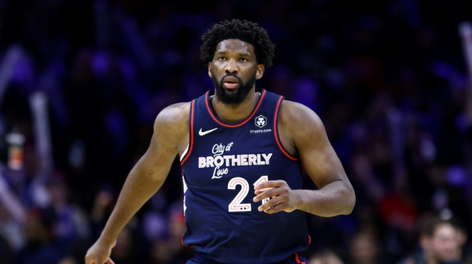 Embiid reaparece ap&oacute;s les&atilde;o de menisco: "Estou de volta"