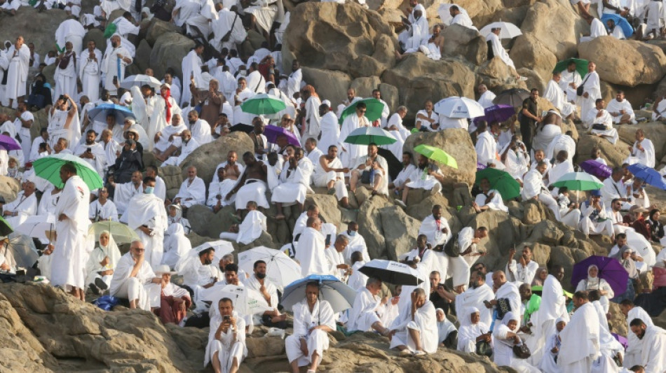 Les fid&egrave;les musulmans prient sur le mont Arafat, &eacute;tape phare du hajj 