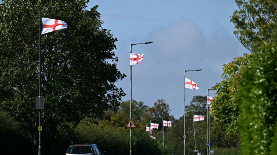 En Angleterre, les drapeaux nationaux foisonnent, port&eacute;s par un vent anti-immigration