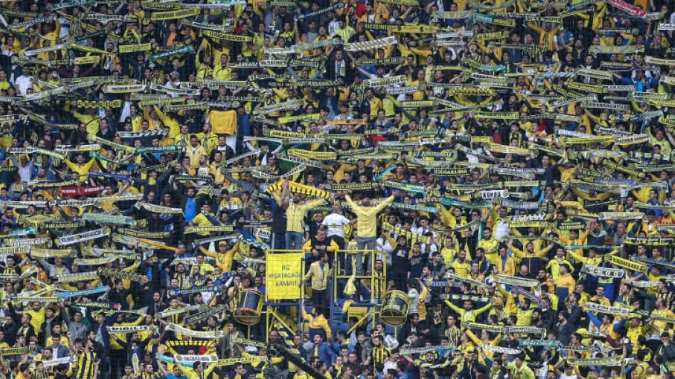 El campeonato turco de f&uacute;tbol se suspende tras la grave agresi&oacute;n a un &aacute;rbitro