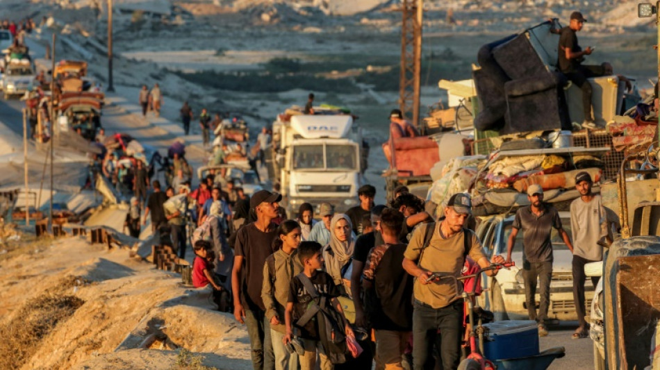 A pied ou entass&eacute;s dans des camionnettes, des milliers de Palestiniens fuient Gaza-ville