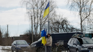 Ucranianos recebem seus prisioneiros de guerra &agrave; beira da estrada