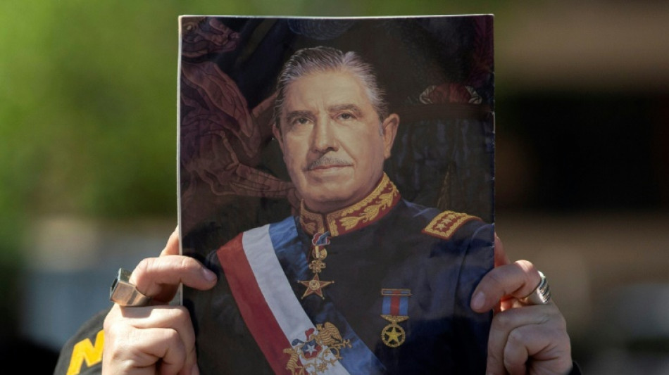 Espa&ntilde;a retira una condecoraci&oacute;n militar que otorg&oacute; a Pinochet en 1975
