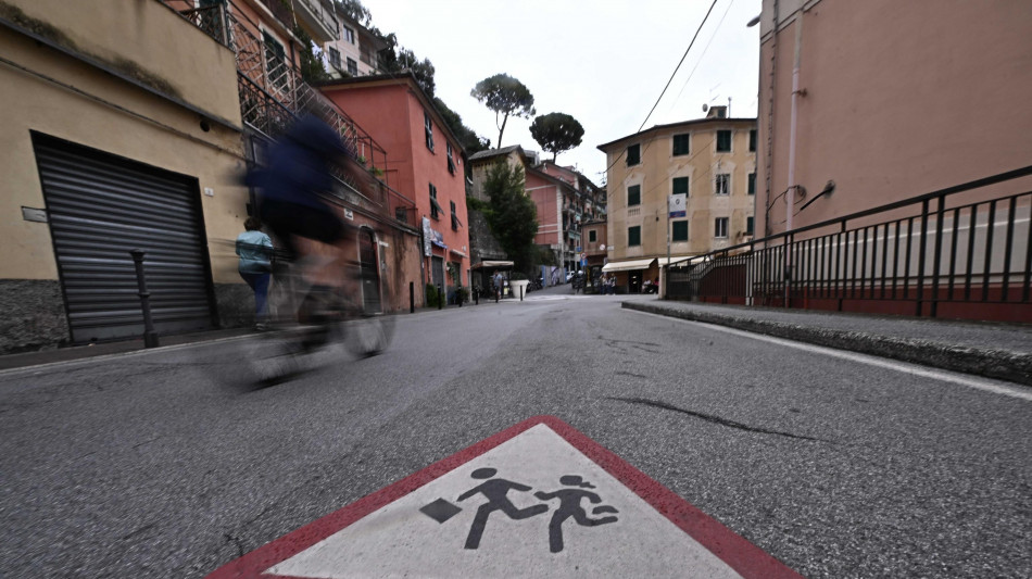 Pap&agrave; spintona e prende a pugni maestra elementare a Piacenza