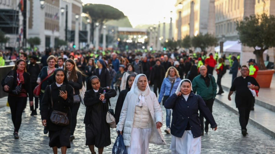 Menschenmassen strömen für Trauermesse für Papst Franziskus auf den Petersplatz