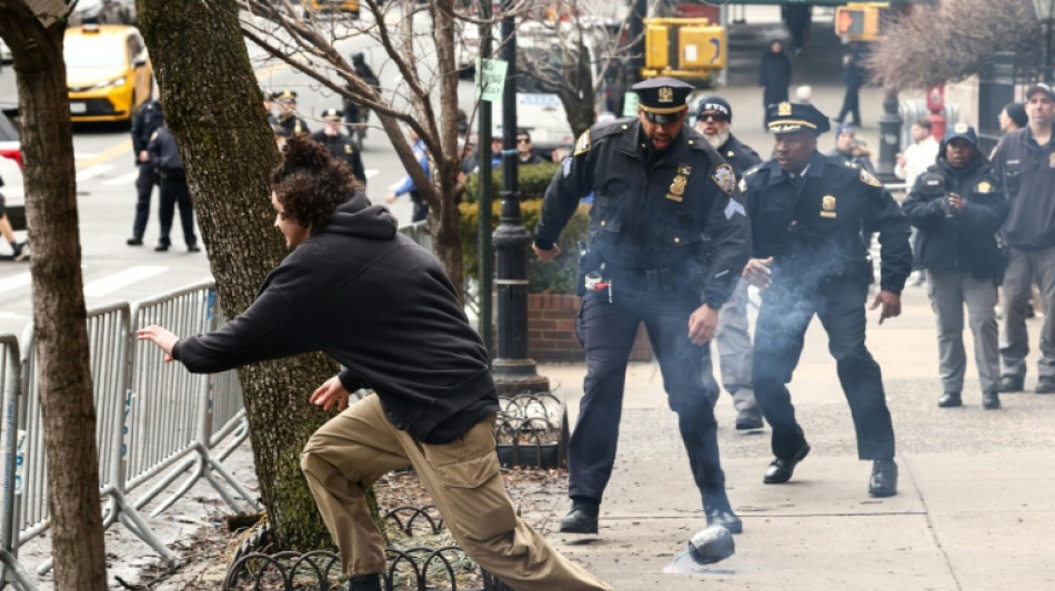 Polic&iacute;a detiene en Nueva York a hombre que arroj&oacute; artefacto incendiario cerca de protesta anti-musulmana