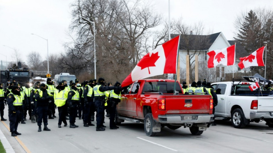 Contestation au Canada: un pont frontalier strat&eacute;gique rouvert &agrave; la circulation, impasse &agrave; Ottawa