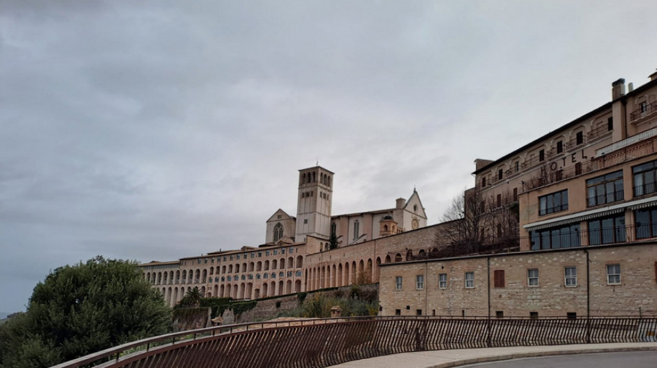 Il Papa, da San Francesco mentre il mondo cerca la speranza