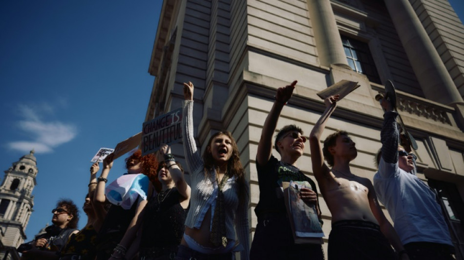 Los baños femeninos no son para mujeres trans, según el regulador británico