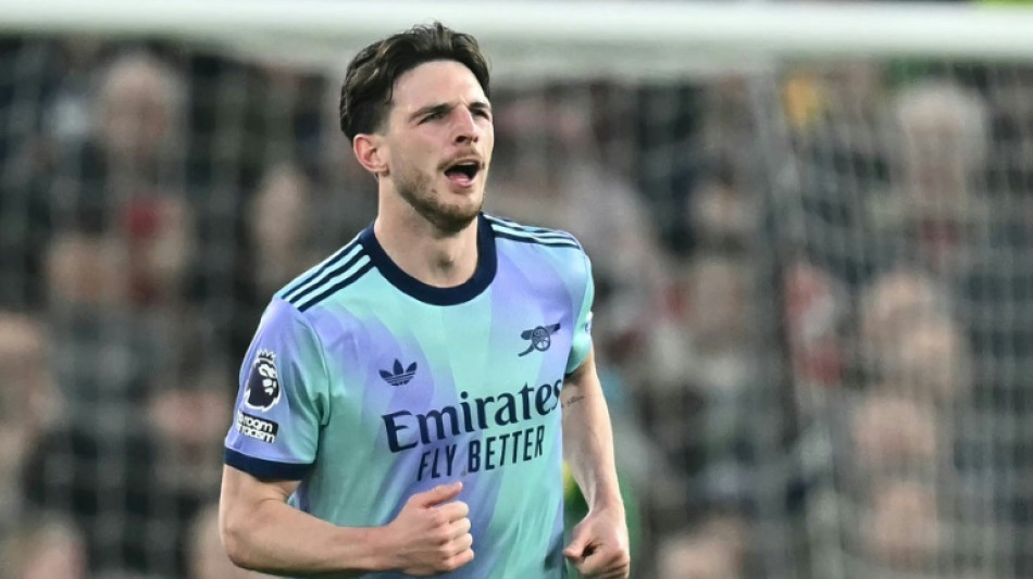 Arsenal e United empatam em cl&aacute;ssico; Chelsea entra na zona da Champions