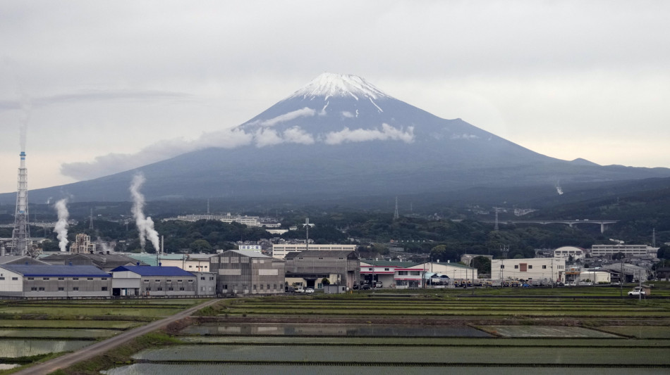 Troppi turisti per una foto, barriera bloccher&agrave; vista Monte Fuji