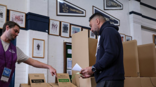 Australianos votan en elecci&oacute;n marcada por la inflaci&oacute;n y los aranceles de Trump