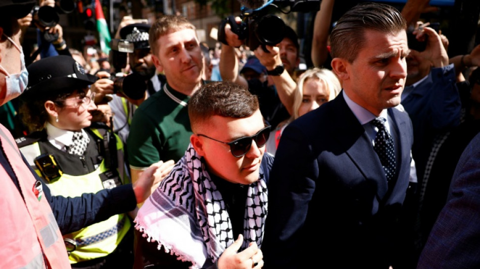 Rapper do trio norte-irland&ecirc;s Kneecap, acusado de apoiar o Hezbollah, comparece a tribunal em Londres