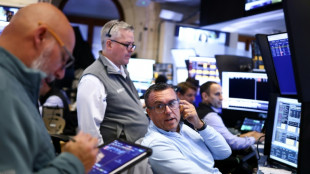 Wall Street cl&ocirc;ture en hausse, tente de r&eacute;sister aux inqui&eacute;tudes sur l'IA