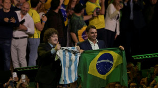 En nombre de su padre, Fl&aacute;vio Bolsonaro oficializa su candidatura presidencial en Brasil