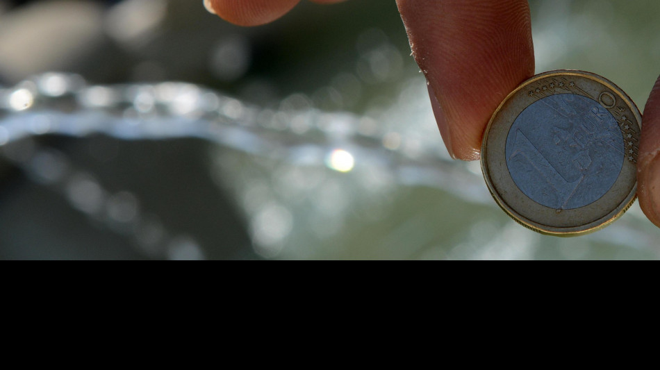 L'euro parte in lieve calo a 1,1453 dollari
