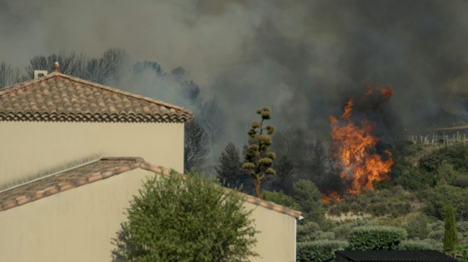 Aude: un incendie parcourt 2.400 hectares, campings et maisons &eacute;vacu&eacute;s