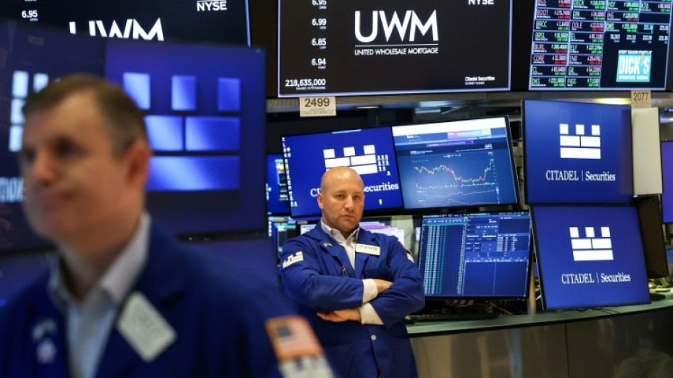 Wall Street h&eacute;site, entre tensions commerciales et baisses des taux