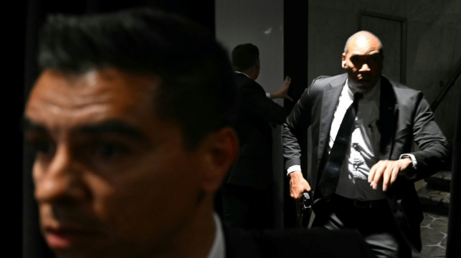 Trump foi retirado do jantar com jornalistas ap&oacute;s disparos