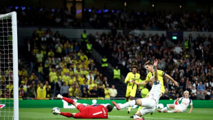 Tottenham vence Villarreal (1-0) com falha de goleiro brasileiro na 1&ordf; rodada da Champions