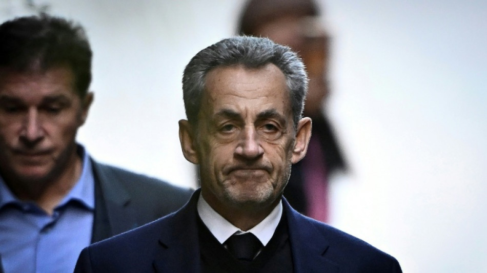 Ex-presidente Sarkozy deixa a prisão na França após 20 dias