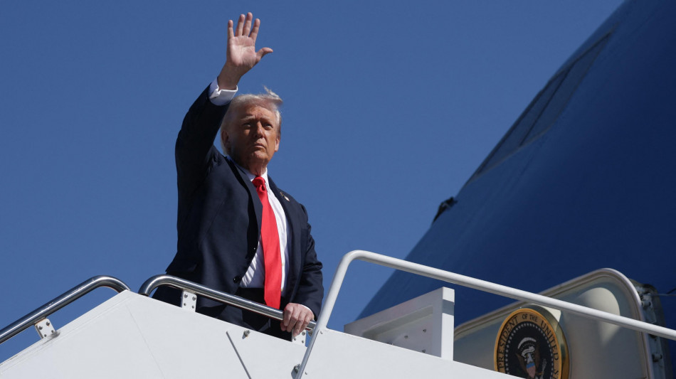 Trump segue il rilascio in streaming dall'Air Force One