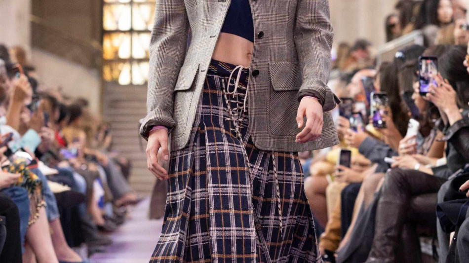 Mix di tailoring e sportswear sfila a Parigi con Miu Miu